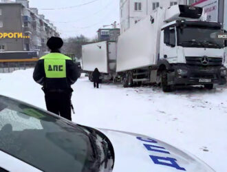 В Кузбассе сотрудники ДПС помогли водителю большегруза