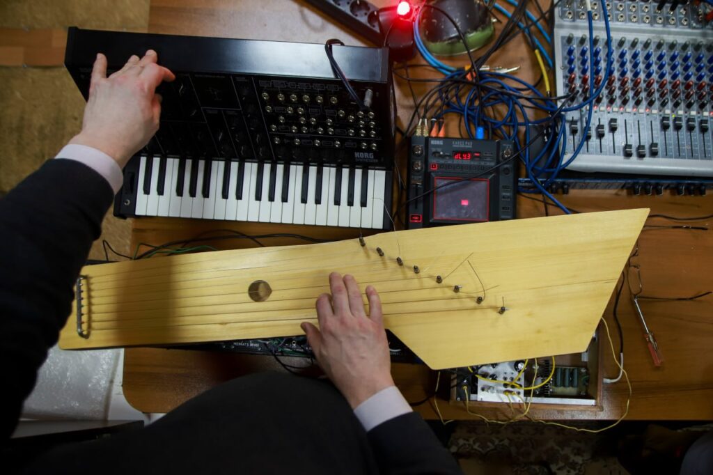 Музыкальное «неорганическое цветение»: как кемеровское трио создает через звуки и визуал потусторонние миры