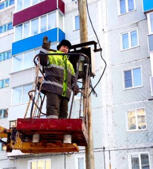 В Киселевске сильный ветер повредил уличное освещение