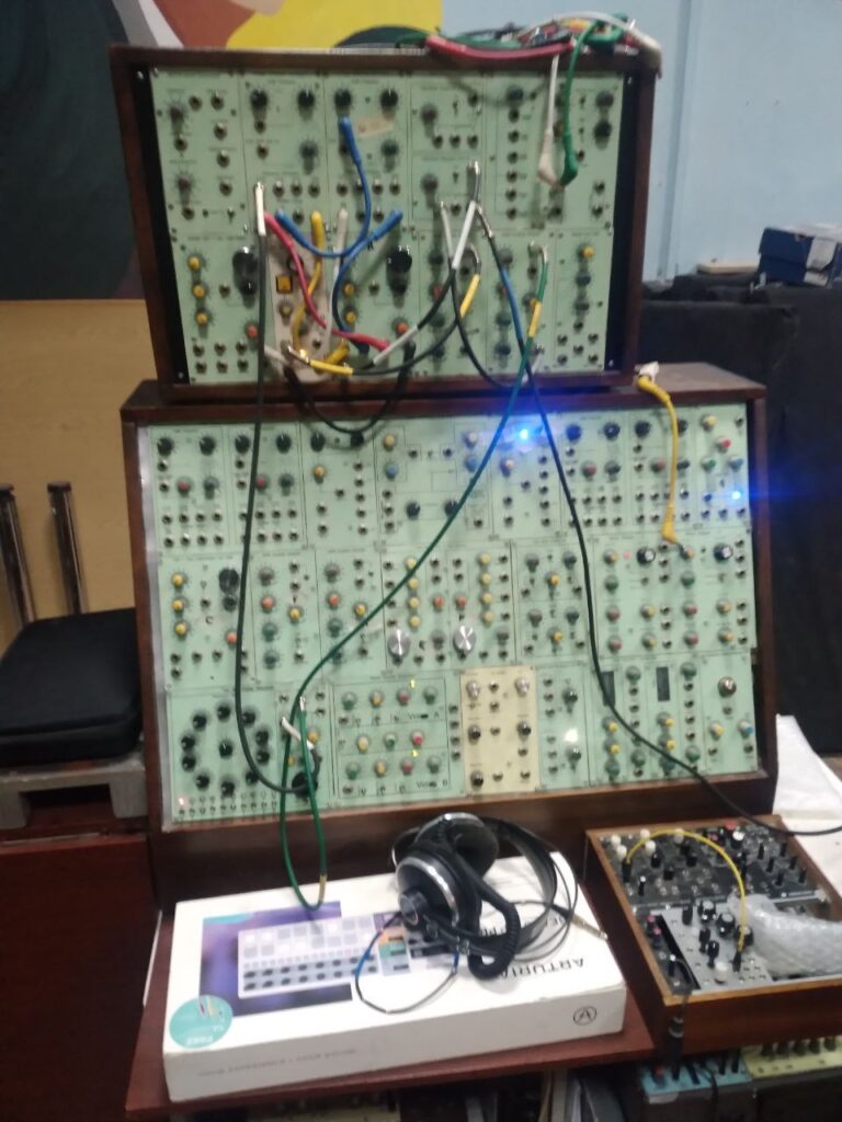 Музыкальное «неорганическое цветение»: как кемеровское трио создает через звуки и визуал потусторонние миры