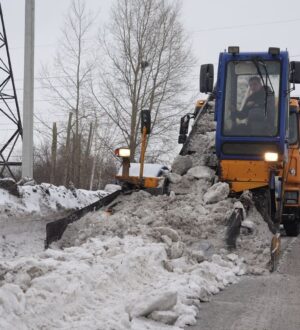 В Кемерове вывозят снег с улиц частного сектора во избежание весеннего потопа