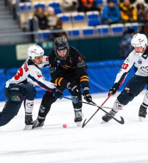 Хоккейный «Кузбасс» деклассировал «Старт» в первом матче ¼ финала Суперлиги