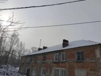 В Прокопьевске починили разрушенную скоплением снега крышу жилого дома