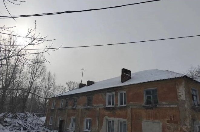 В Прокопьевске починили разрушенную скоплением снега крышу жилого дома