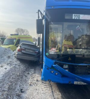 В Кемерове иномарка с почувствовавшим себя плохо водителем врезалась в автобус