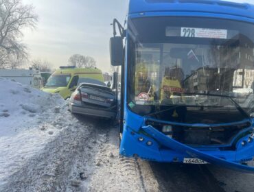В Кемерове иномарка с почувствовавшим себя плохо водителем врезалась в автобус