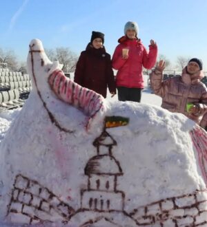 В Новокузнецке в восьмой раз построили снежные крепости
