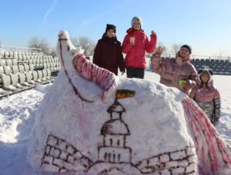 В Новокузнецке в восьмой раз построили снежные крепости