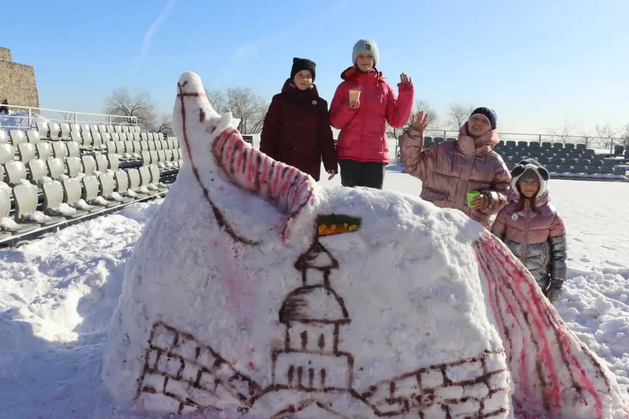 В Новокузнецке в восьмой раз построили снежные крепости