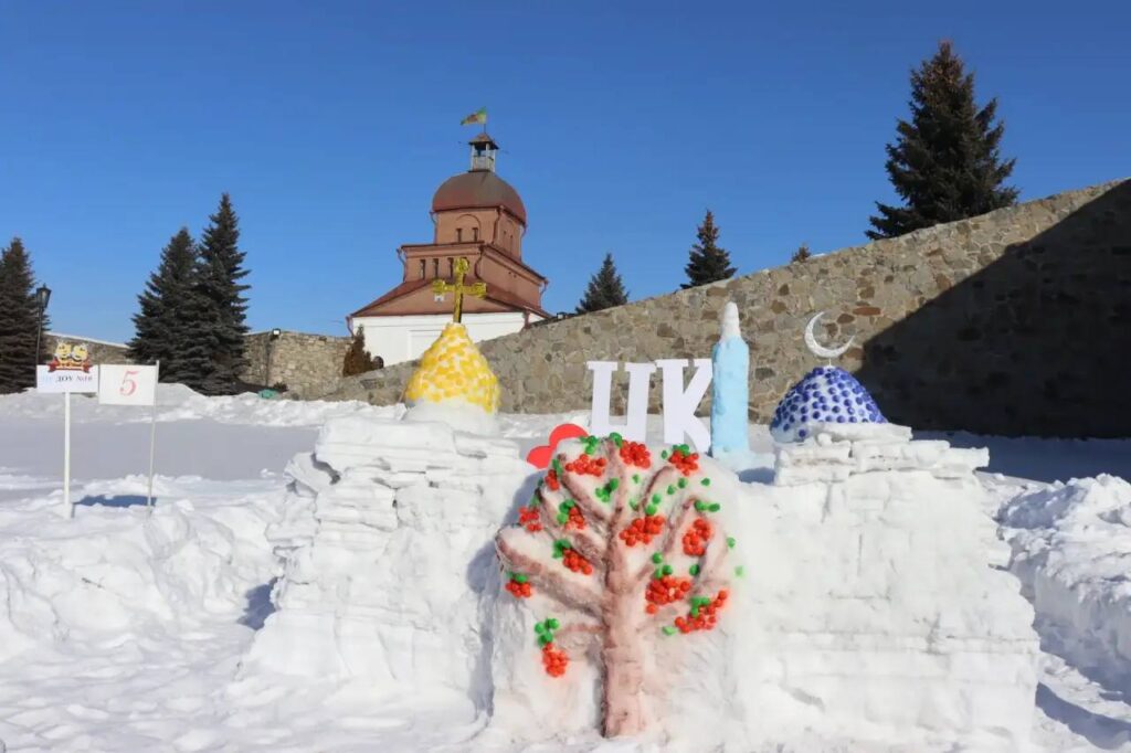 В Новокузнецке в восьмой раз построили снежные крепости