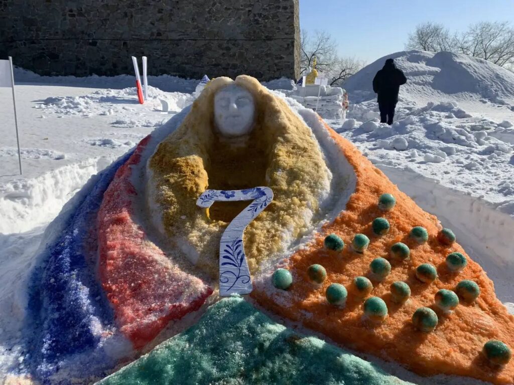 В Новокузнецке в восьмой раз построили снежные крепости