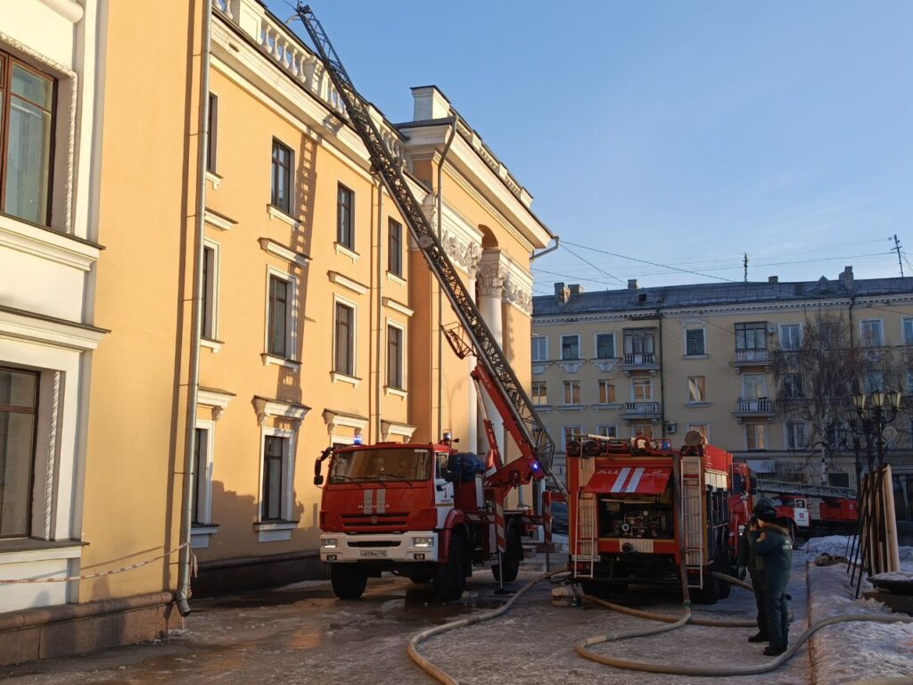 В Новокузнецке загорелся ДК «Алюминщик»