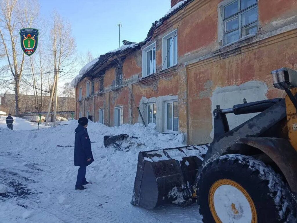 В Прокопьевске рухнула часть крыши дома из-за скопления снега