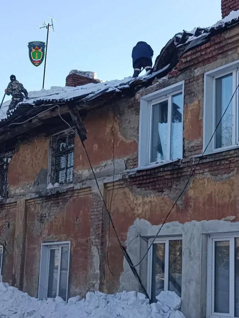 В Прокопьевске рухнула часть крыши дома из-за скопления снега