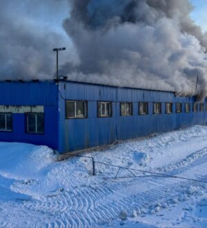В Кемерове сгорел большой склад с транспортом