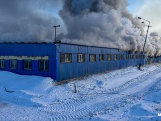 В Кемерове сгорел большой склад с транспортом