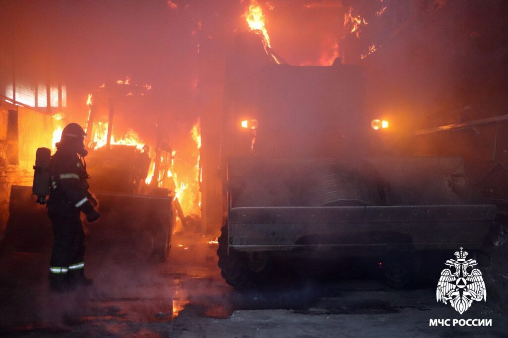 В Кемерове сгорел большой склад с транспортом