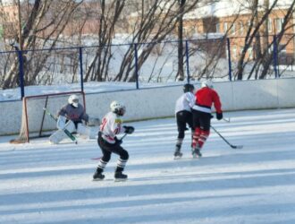 В Новокузнецке юные хоккеисты борются за главный приз турнира «Золотая шайба»