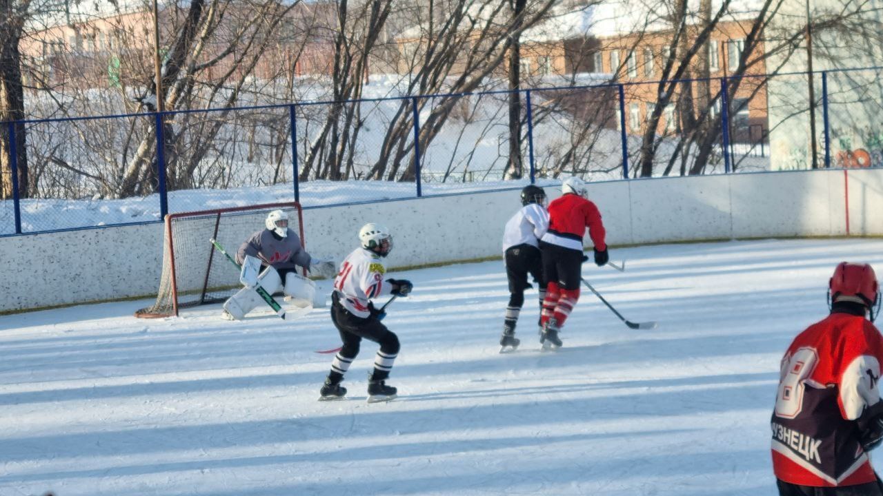 В Новокузнецке юные хоккеисты борются за главный приз турнира «Золотая шайба»