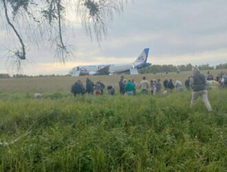Сибиряки требуют вернуть к полетам пилота, посадившего самолет в поле
