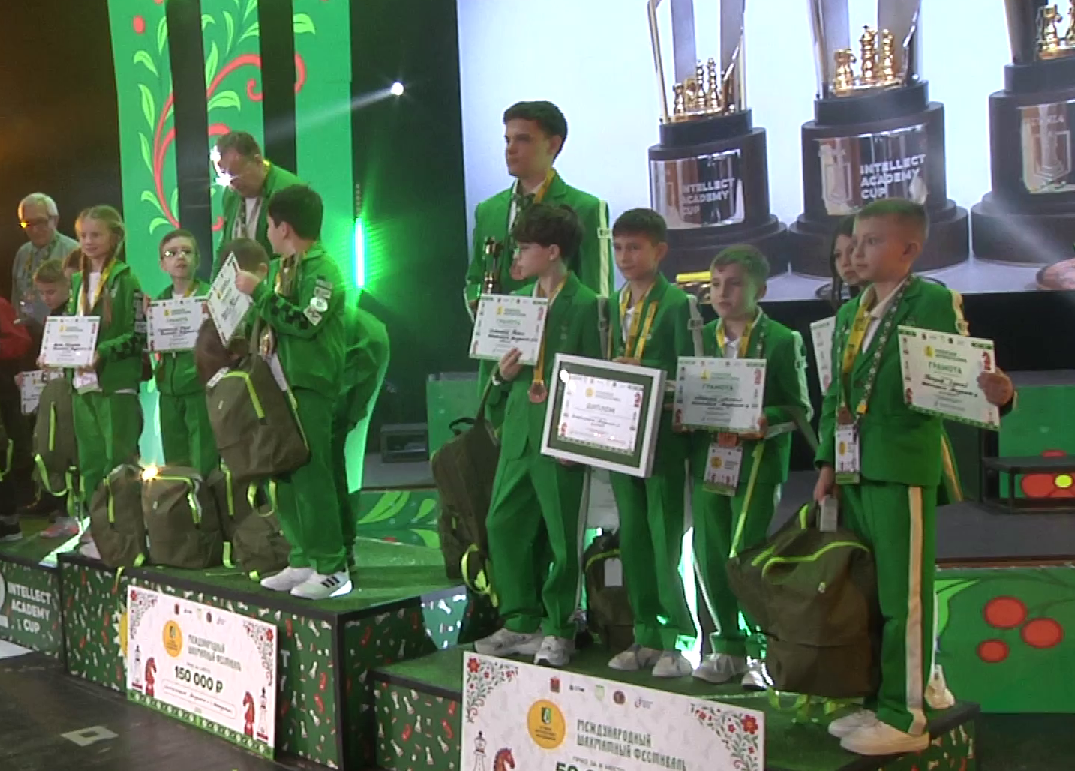 В Новокузнецке победителем шахматного турнира «Кубок Интеллект Академии» стала команда Узбекистана