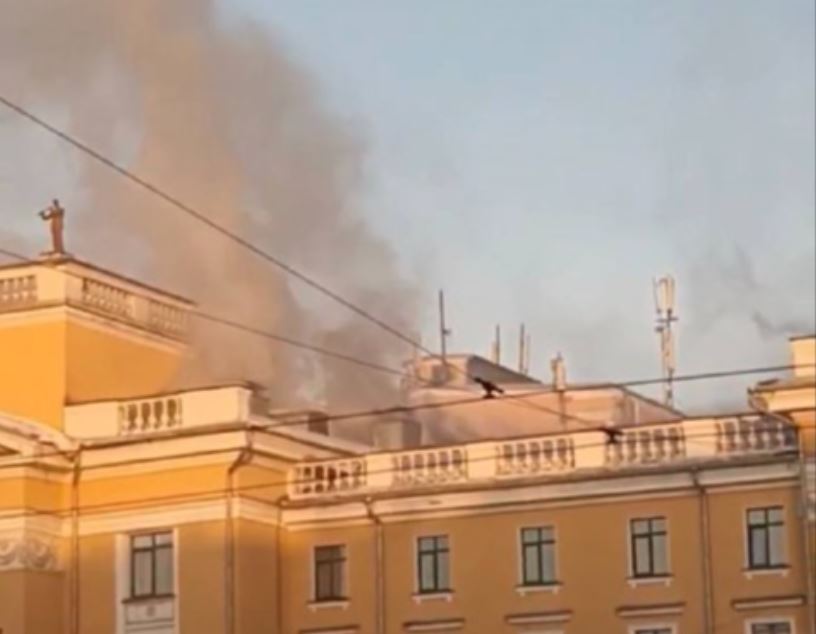 В Новокузнецке загорелся ДК «Алюминщик»