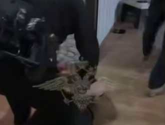 Кузбассовец при задержании пытался выкинуть в окно важную улику