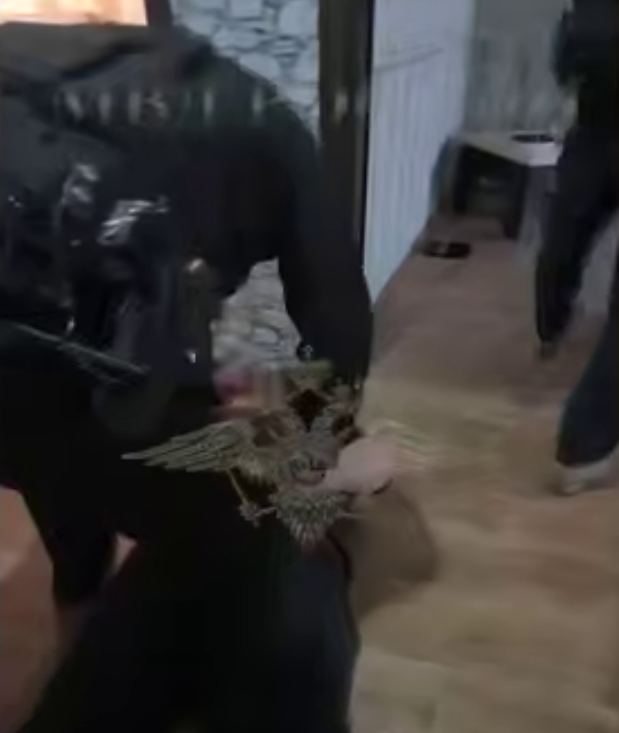 Кузбассовец при задержании пытался выкинуть в окно важную улику