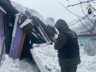 В Анжеро-Судженске мужчину насмерть придавило свалившимся с крыши снегом
