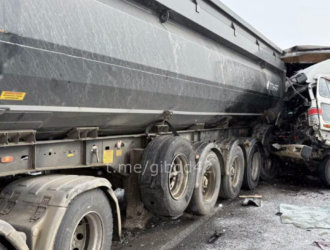 В Кузбассе при столкновении двух грузовиков погиб человек