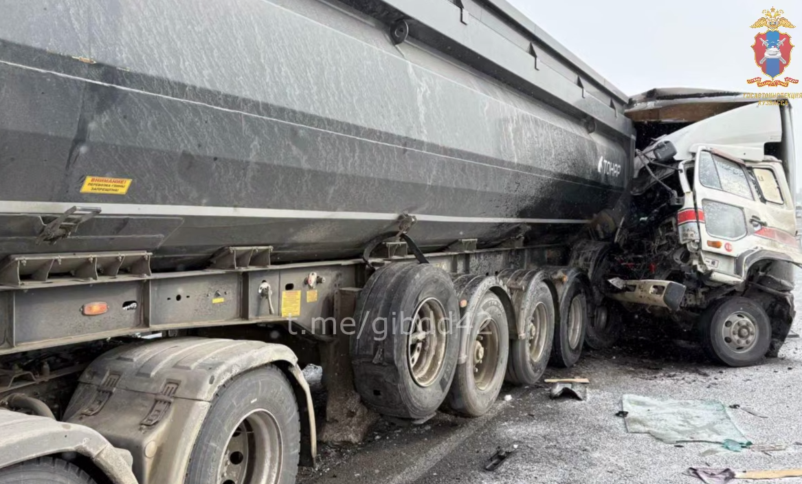 В Кузбассе при столкновении двух грузовиков погиб человек