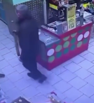 Угрожавшего битой продавцу алкогольного вора задержали в Прокопьевске