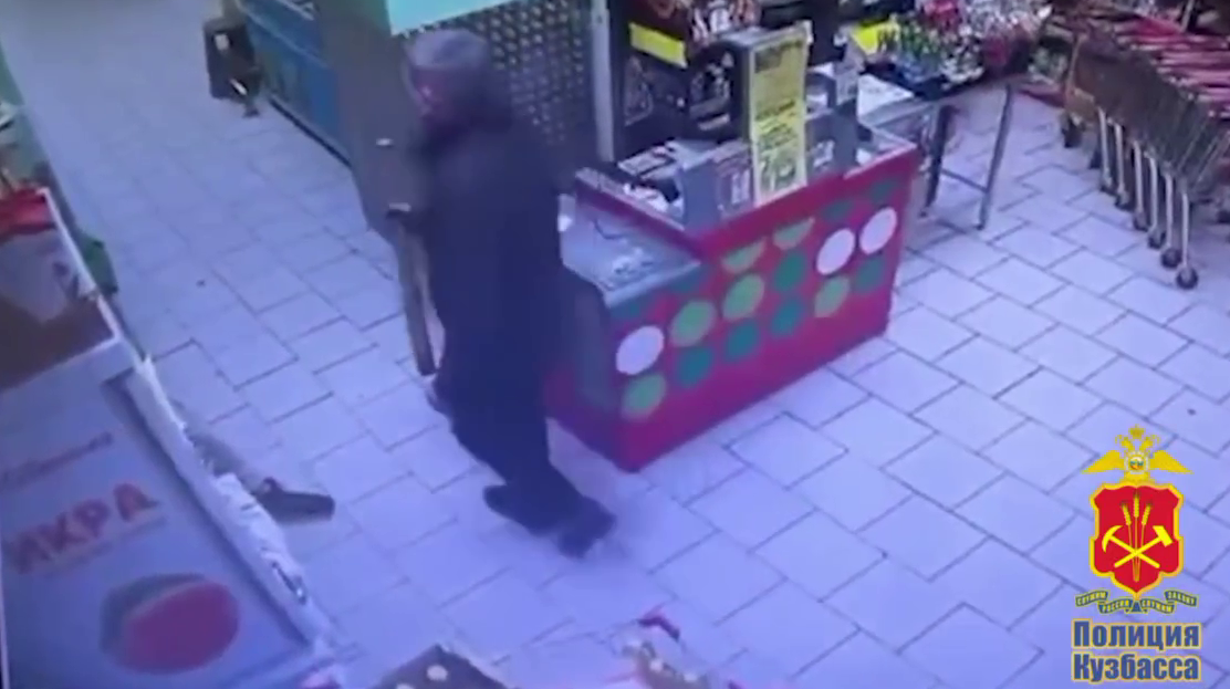 Угрожавшего битой продавцу алкогольного вора задержали в Прокопьевске