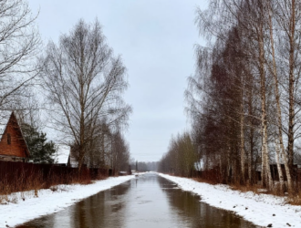 В Кузедеево вода затопила дорогу после порыва на коммунальных сетях
