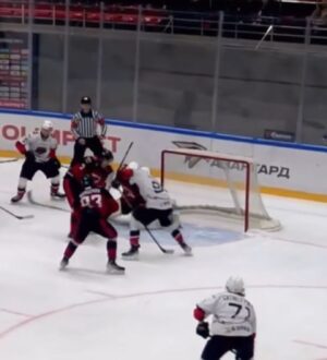 «Кузнецкие Медведи» на выезде проиграли «Омским Ястребам»