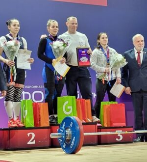Кузбасская тяжелоатлетка выиграла Кубок России, обойдя легендарную соперницу