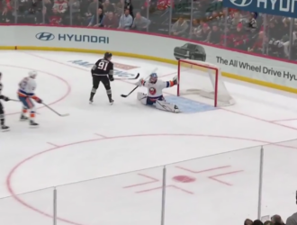 Илья Сорокин выиграл ледовую битву против «дьяволов» в НХЛ