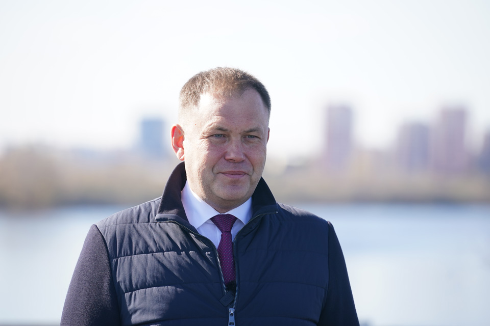 Илья Середюк поздравил женщин Кузбасса с 8 Марта