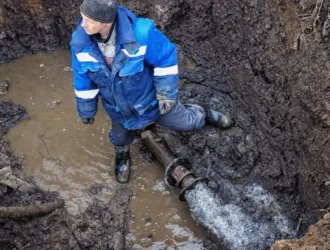 Илья Середюк в лице слесаря Владимира Чуракова поздравил с праздником всех работников ЖКХ Кузбасса