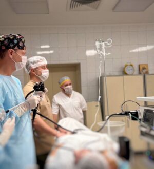 Новокузнецкие врачи начали проводить сложные операции «через замочную скважину»