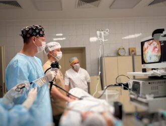 Новокузнецкие врачи начали проводить сложные операции «через замочную скважину»