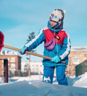 «Снежный десант» помог жителям Кузбасса очистить от снега более 300 дворов