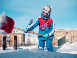 «Снежный десант» помог жителям Кузбасса очистить от снега более 300 дворов