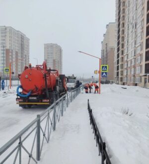 В Кемерове не сдюжил очередной водопровод, вода затопила дорогу