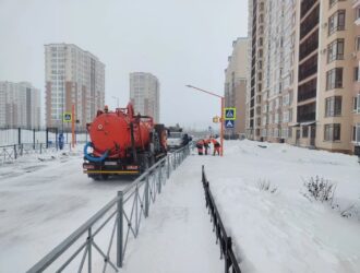 В Кемерове не сдюжил очередной водопровод, вода затопила дорогу