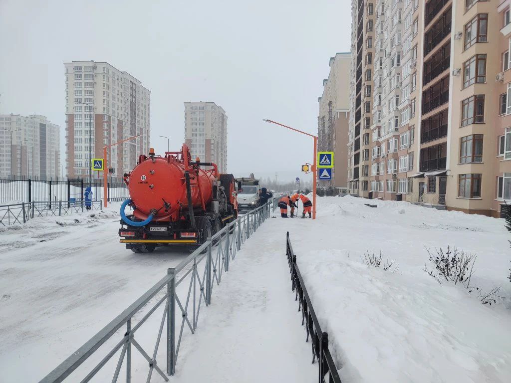 В Кемерове не сдюжил очередной водопровод, вода затопила дорогу