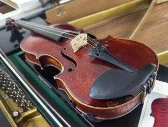 Кузбасские музыканты получили старинные французские скрипки