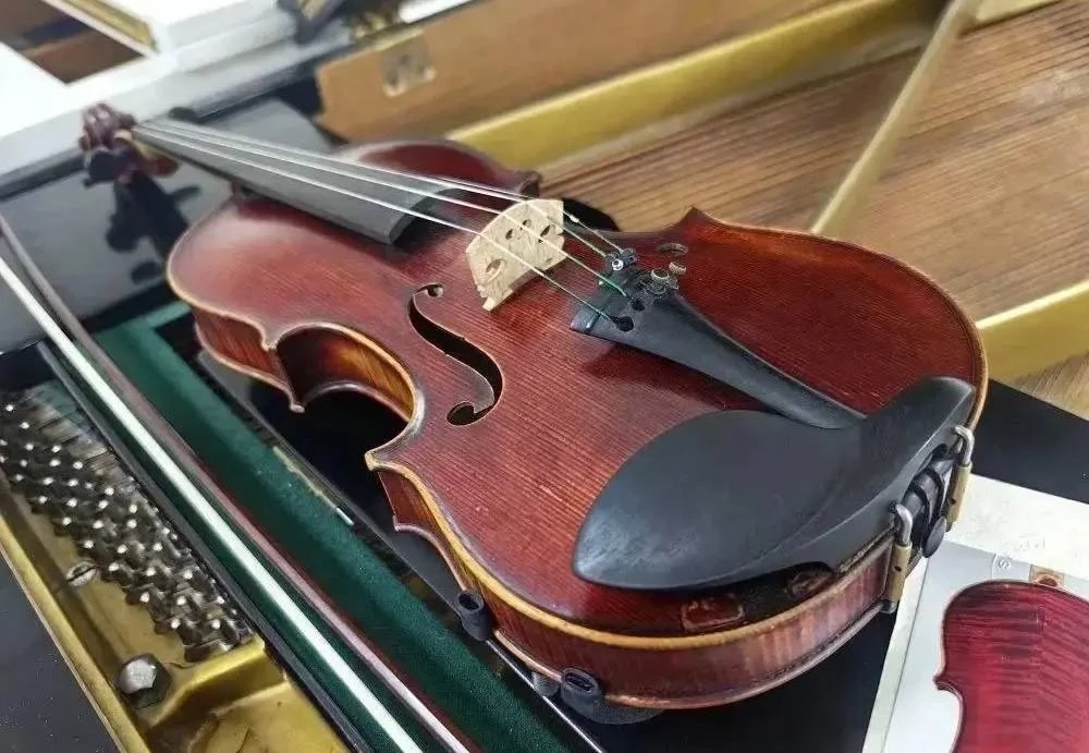 Кузбасские музыканты получили старинные французские скрипки