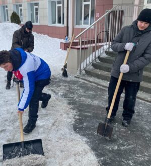Российские студенческие отряды взялись за уборку снега на улицах