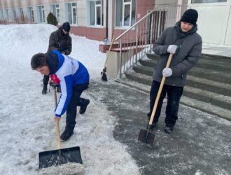 Российские студенческие отряды взялись за уборку снега на улицах